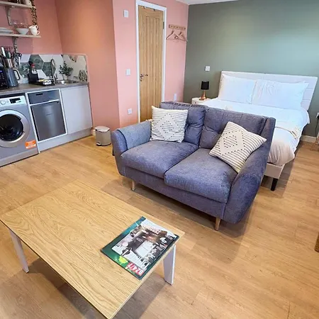 Locanda Flat In Seymour Road *
