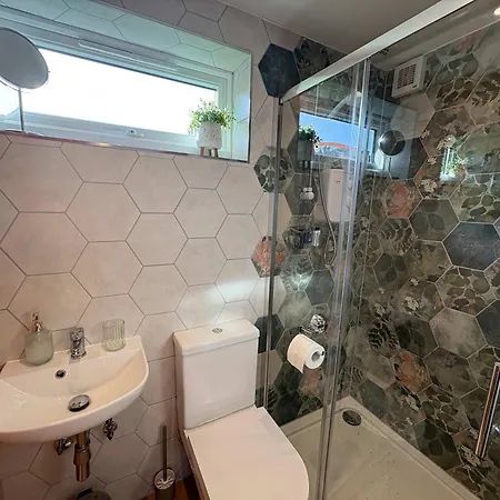 Flat In Seymour Road Apartman